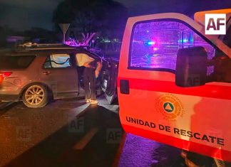 Camioneta choca contra muro en Colima; conductor queda atrapado y resulta lesionado