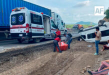 Vuelca tractocamión tras impactar camioneta de transporte de pasajeros en autopista Manzanillo-Colima