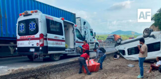 Vuelca tractocamión tras impactar camioneta de transporte de pasajeros en autopista Manzanillo-Colima