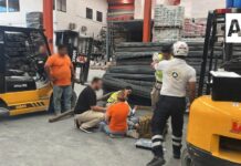 Atienden a trabajador de 60 años tras caerle varillas mientras laboraba en Colima