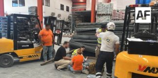 Atienden a trabajador de 60 años tras caerle varillas mientras laboraba en Colima