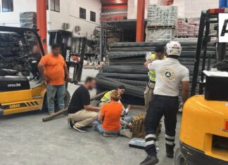 Atienden a trabajador de 60 años tras caerle varillas mientras laboraba en Colima