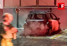 Se incendia vehículo eléctrico mientras estaba conectado a la corriente en agencia automotriz de Colima
