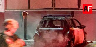 Se incendia vehículo eléctrico mientras estaba conectado a la corriente en agencia automotriz de Colima