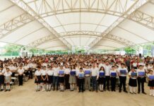 Casi 2,300 estudiantes de Tecomán reciben este lunes su computadora gratuita de ColiBecas