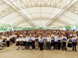 Casi 2,300 estudiantes de Tecomán reciben este lunes su computadora gratuita de ColiBecas