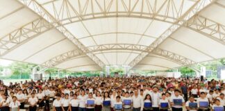 Casi 2,300 estudiantes de Tecomán reciben este lunes su computadora gratuita de ColiBecas