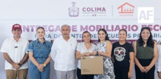 Docentes de 37 primarias en Villa de Álvarez recibieron mobiliario por parte de Indira Vizcaíno