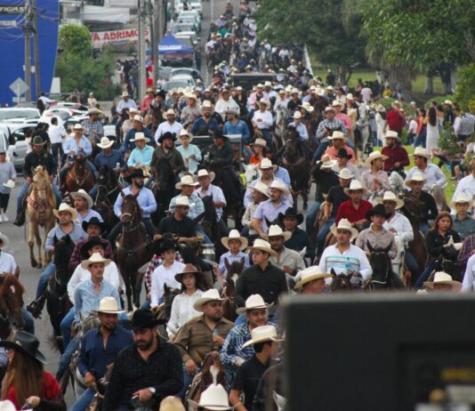 Con saldo blanco culmina la cabalgata inaugural de la Feria de Colima 2026