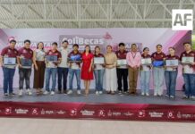 Indira Vizcaíno entrega casi 1,200 ColiBecasComputadoras a estudiantes del Tec de Colima