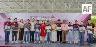 Indira Vizcaíno entrega casi 1,200 ColiBecasComputadoras a estudiantes del Tec de Colima