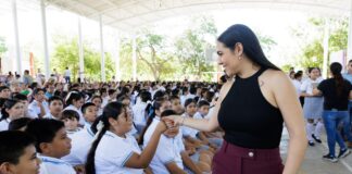 Indira Vizcaíno entregó ColiBecas Computadoras gratuitas a 273 estudiantes de secundarias públicas de Coquimatlán