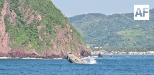 Hunden exbuque Cora frente a Juluapan, Manzanillo; formará parte de un arrecife artificial