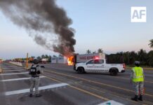 Incendio de tractocamión bloquea parcialmente la autopista Colima-Manzanillo, cerca de Cuyutlán