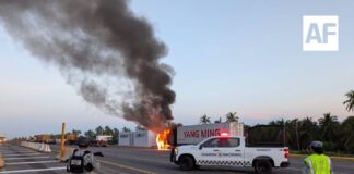 Incendio de tractocamión bloquea parcialmente la autopista Colima-Manzanillo, cerca de Cuyutlán