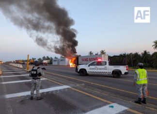 Incendio de tractocamión bloquea parcialmente la autopista Colima-Manzanillo, cerca de Cuyutlán