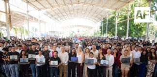 1,258 estudiantes manzanillenses recibieron este viernes laptops gratuitas por el Gobierno del Estado de Colima
