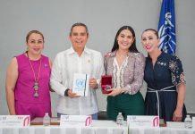 Entrega Tey agradecimientos a Indira Vizcaíno y Christian Torres Ortiz