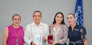 Entrega Tey agradecimientos a Indira Vizcaíno y Christian Torres Ortiz